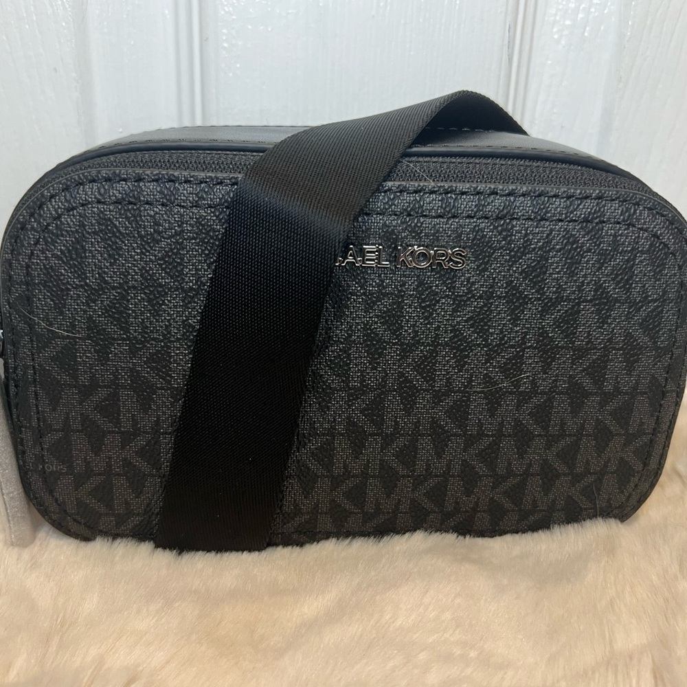 MICHAEL KORS COOPER SIGNATURE LOGO CAMERA BAG BLACK
